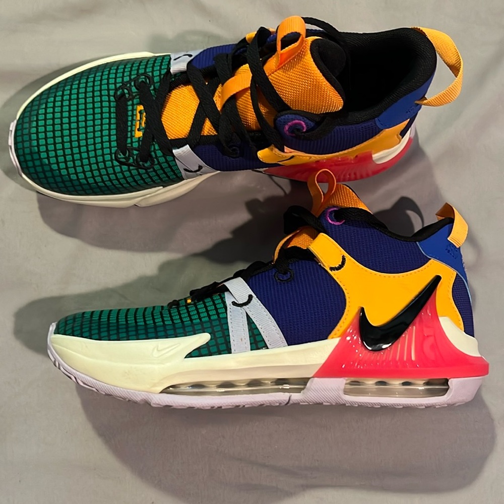Nike LeBron Witness VII (GS) Jr junior basketball shoes  size 7Y multi color